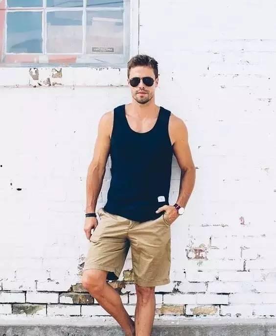 背心男孩雨中吃瓜,男孩背心映晴空