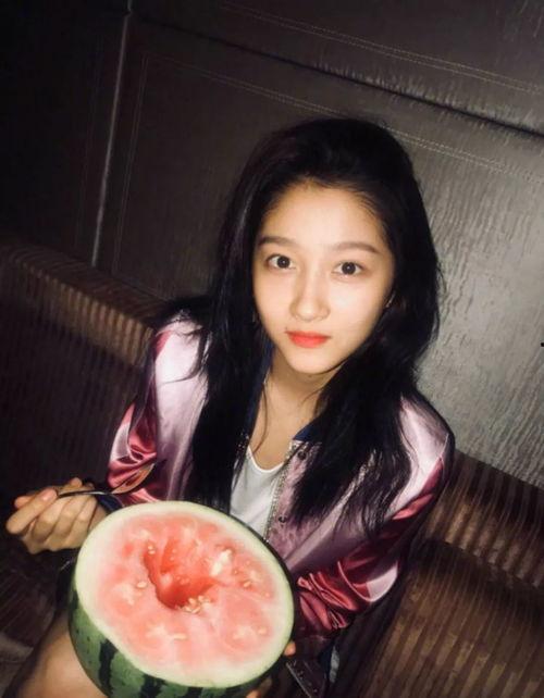 清华才女 吃瓜图片大全,揭秘校园生活趣味瞬间