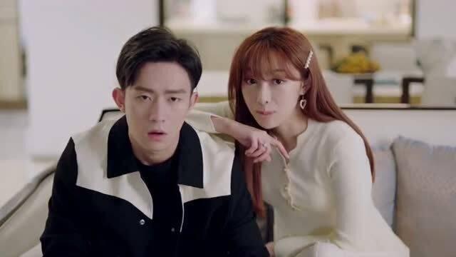 中外情侣吃瓜,共享生活点滴