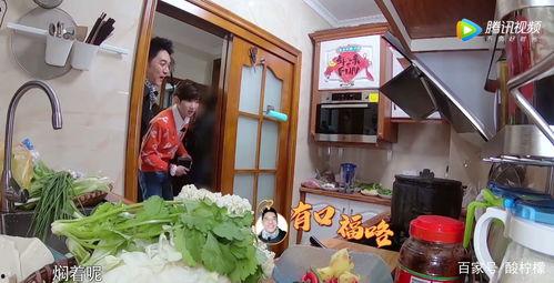 全家带凳子吃瓜演员,共享夏日吃瓜欢乐时光