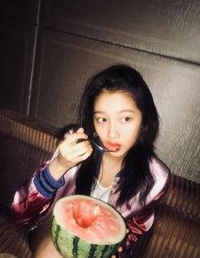 甜妹吃瓜拍照图片,甜蜜瞬间定格