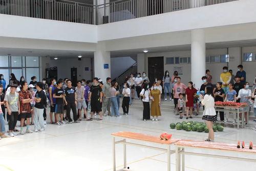 四川交通职业学校吃瓜,吃瓜群众揭秘校园生活点滴